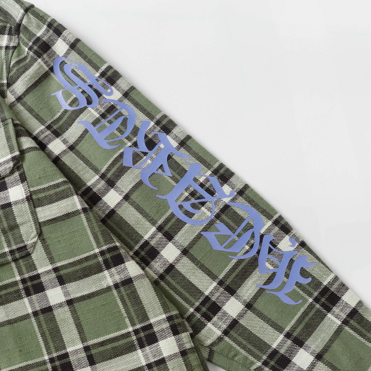 🅿️380 ch|24fw Crow Heart New Striped Plaid Splicing Silver Button Cardigan Shirt Process description: The fabric is made of custom-woven and custom-dyed wool blended fabric. The fabric contains wool components and has a very good texture. All the plaids are counter-position stitching. Every size and every plaid splicing is counter-position. It not only consumes fabric but also takes time. The details are very delicate. The sleeve logo printing uses special pulping. The characteristic of the printing process is the use of high-performance glue for printing, which creates a sense of layering on the printed pattern. The accessories of the new yb mold are used. Buttons and pocket silver jewelry are custom-developed using silver-plated foti materials. The cuffs are made with buttons and snaps that are consistent with yb and are designed with loose fit. The oversized version is truly restored. Color: blue/green/red. Size: S-XL.